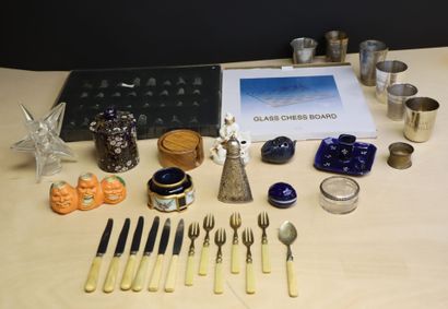 Lot comprenant : jeux d'échec en verre, encrier...