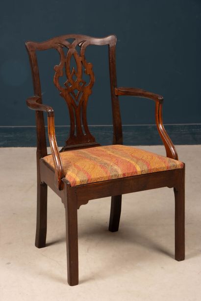 Fauteuil en acajou, style Chippendale. 
94...