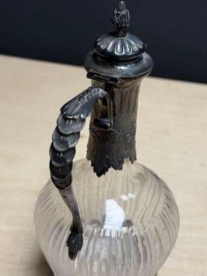 Aiguière en cristal monture en argent. 
Orfèvre...