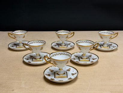 Six tasses et soucoupes en porcelaine à décor...