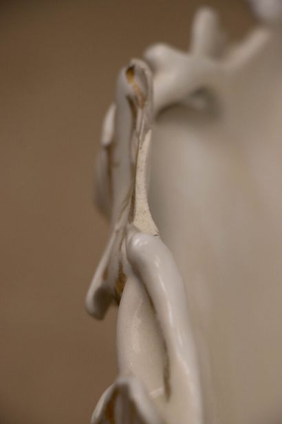 Vase de marié en porcelaine de Paris. 
29...