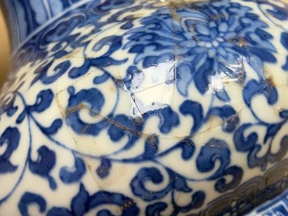 ASIE: Trois vases en porcelaine
Chine XX°
H:...
