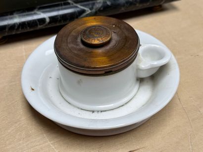 Lot de cinq encriers en marbre, verre et...