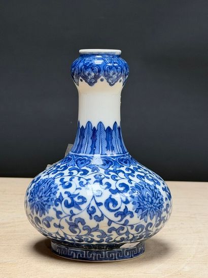 ASIE: Trois vases en porcelaine
Chine XX°
H:...