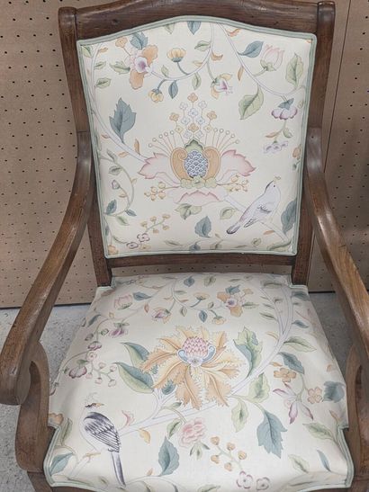 Paire de fauteuils en noyer garnis de tissu...