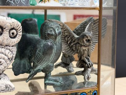 Petite vitrine moderne et collection de miniatures...