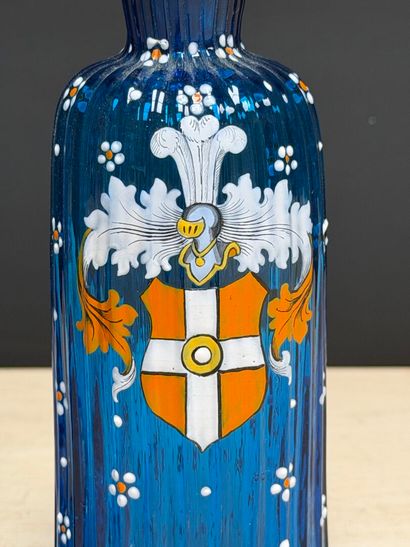Deux vases en verre bleu et petite carafe...