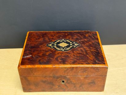 Coffret en placage loupe et marqueterie de...