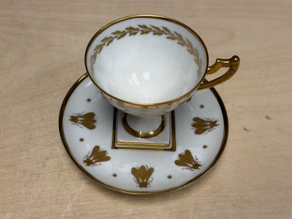 Six tasses et soucoupes en porcelaine à décor...