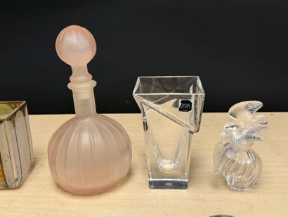 Lot de comprenant:
Carafe, vase, verres,...