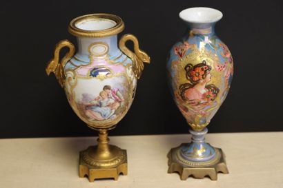 Deux petits vases en porcelaine, monture...