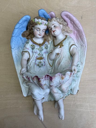 Deux bénitiers à décor de putti en biscuit...