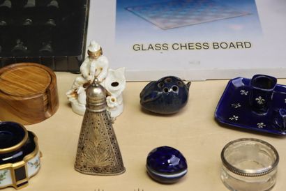 Lot comprenant : jeux d'échec en verre, encrier...