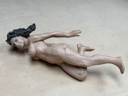 Quatre scupture en résine et une en terre...