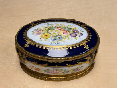 Quatre bonbonnières en porcelaine de Limoges...