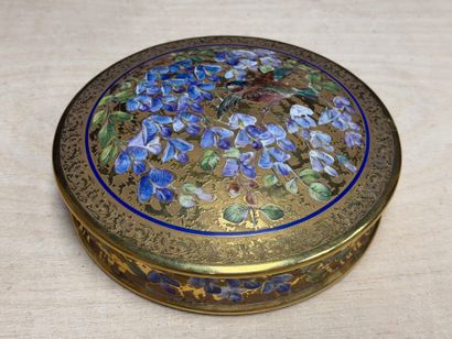 Quatre bonbonnières en porcelaine de Limoges...