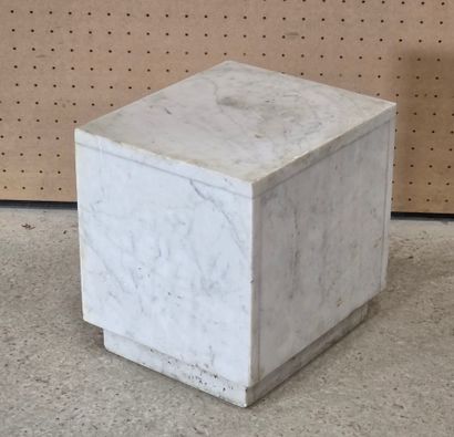 Cube support en placage de marbre blanc veiné
H:...