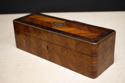 Ecritoire et boite à gants en bois de placage....