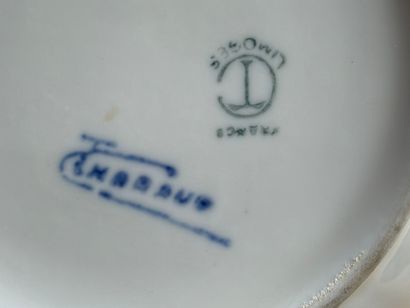 Quatre bonbonnières en porcelaine de Limoges...