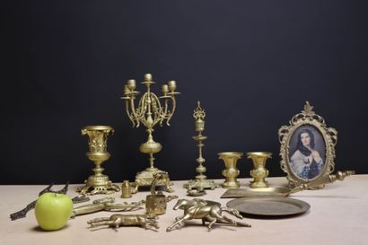 Lot de bibelots en laiton et bronze. 
H....