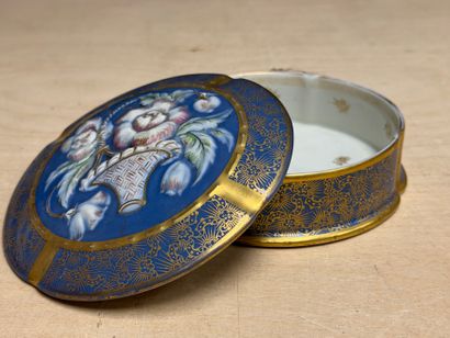 Quatre bonbonnières en porcelaine de Limoges...