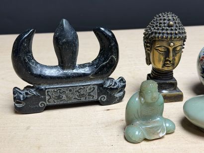 ASIE: Lot de bibelots
Oeuf en bronze à émaux...