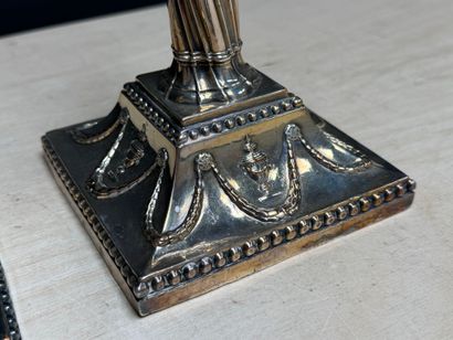 Paire de bougeoirs métal argenté à riche...