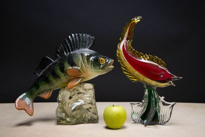 Deux sculptures poissons un en verre, l'autre...