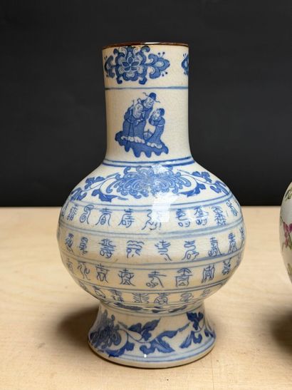ASIE: Trois vases en porcelaine
Chine XX°
H:...