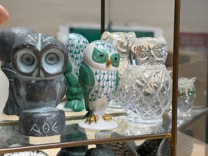 Petite vitrine moderne et collection de miniatures...