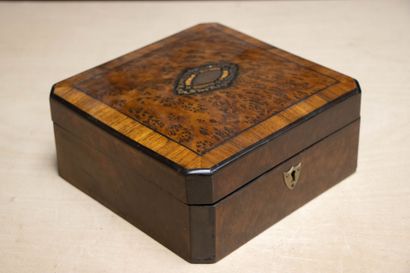 Coffret en placage de bois de loupe, intérieur...