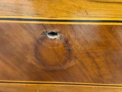 Petite commode en frisage ouvrant à trois...