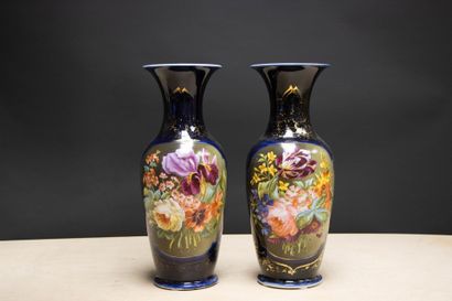 Paire de vases en porcelaine à décor de fleurs,...