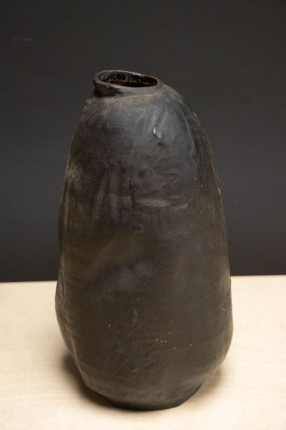 Vase en terre cuite. 
H. :31 cm.