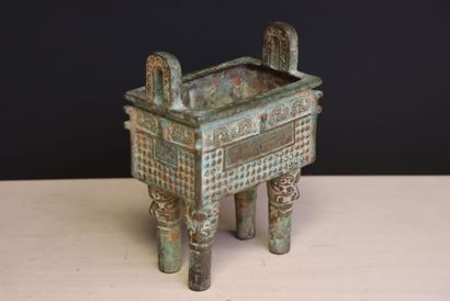 Brule parfum en bronze patiné.
CHINE style...