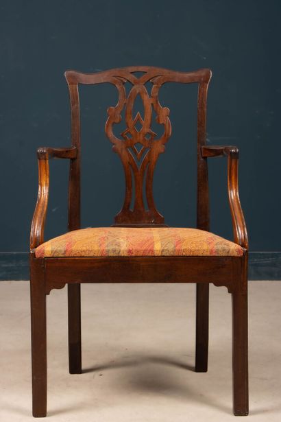 Fauteuil en acajou, style Chippendale. 
94...