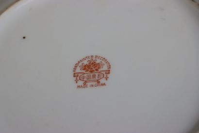 Huit assiettes en porcelaine de Chine XX°
D....
