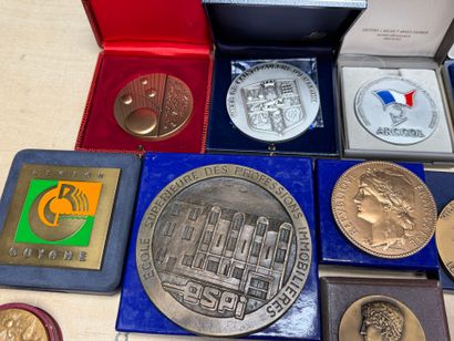 Lot de 24 médailles bronze et alliage; modernes...