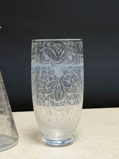 BACCARAT - 
Carafe et vase Michel-Ange gravés
H....
