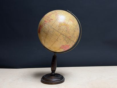 Globe terrestre Philips. 
H. :44 cm.