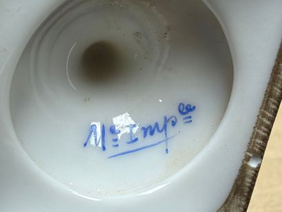 Six tasses et soucoupes en porcelaine à décor...