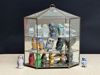 Petite vitrine moderne et collection de miniatures...