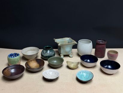Lot de céramiques : bol, jardinière, cache...