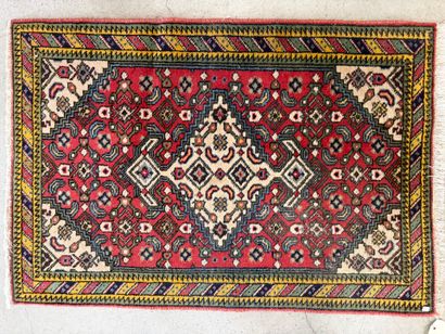 Tapis laine tissé main 
106 x 70 cm