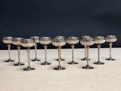 Douze verres à liqueur en métal argenté....