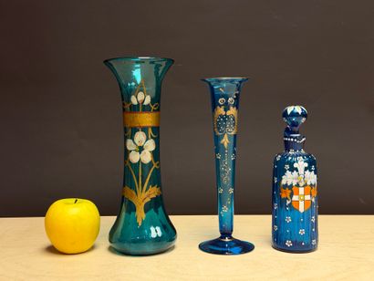 Deux vases en verre bleu et petite carafe...