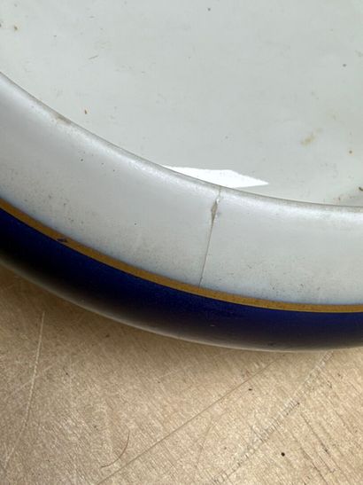 Quatre bonbonnières en porcelaine de Limoges...