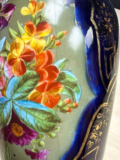 Paire de vases en porcelaine à décor de fleurs,...