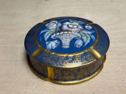Quatre bonbonnières en porcelaine de Limoges...