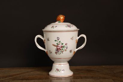 Grande coupe couverte en porcelaine, décor...